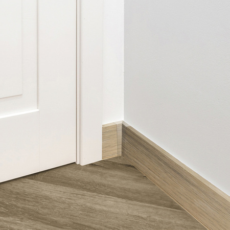 Fussleiste 2,2m Kunststoff PVC Geschäumtes Eiche Saintes